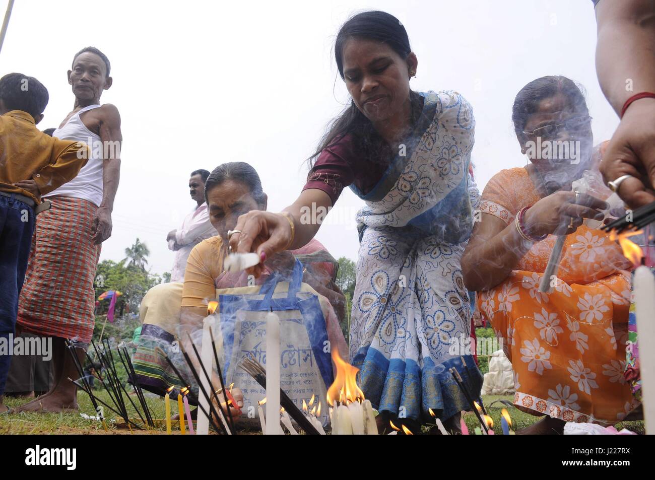 Festival pour honorer la divinité Garia - 21/04/2017 - Inde / Tripura / Agartala TRIPURA, INDE - 21 avril:consacre Tribal sont l'éclairage bougies lors de la puja devant -Dieu- Garia, l'un des plus grands festivals religieux annuel principalement des tribals dans Tripura le 21 avril 2017. Un festival de trois jours pour honorer la divinité Garia est organisé chaque année le premier jour du mois civil d'hindous de Vaisakh '' (mi-avril). - Saha / Le Pictorium Abishai Banque D'Images