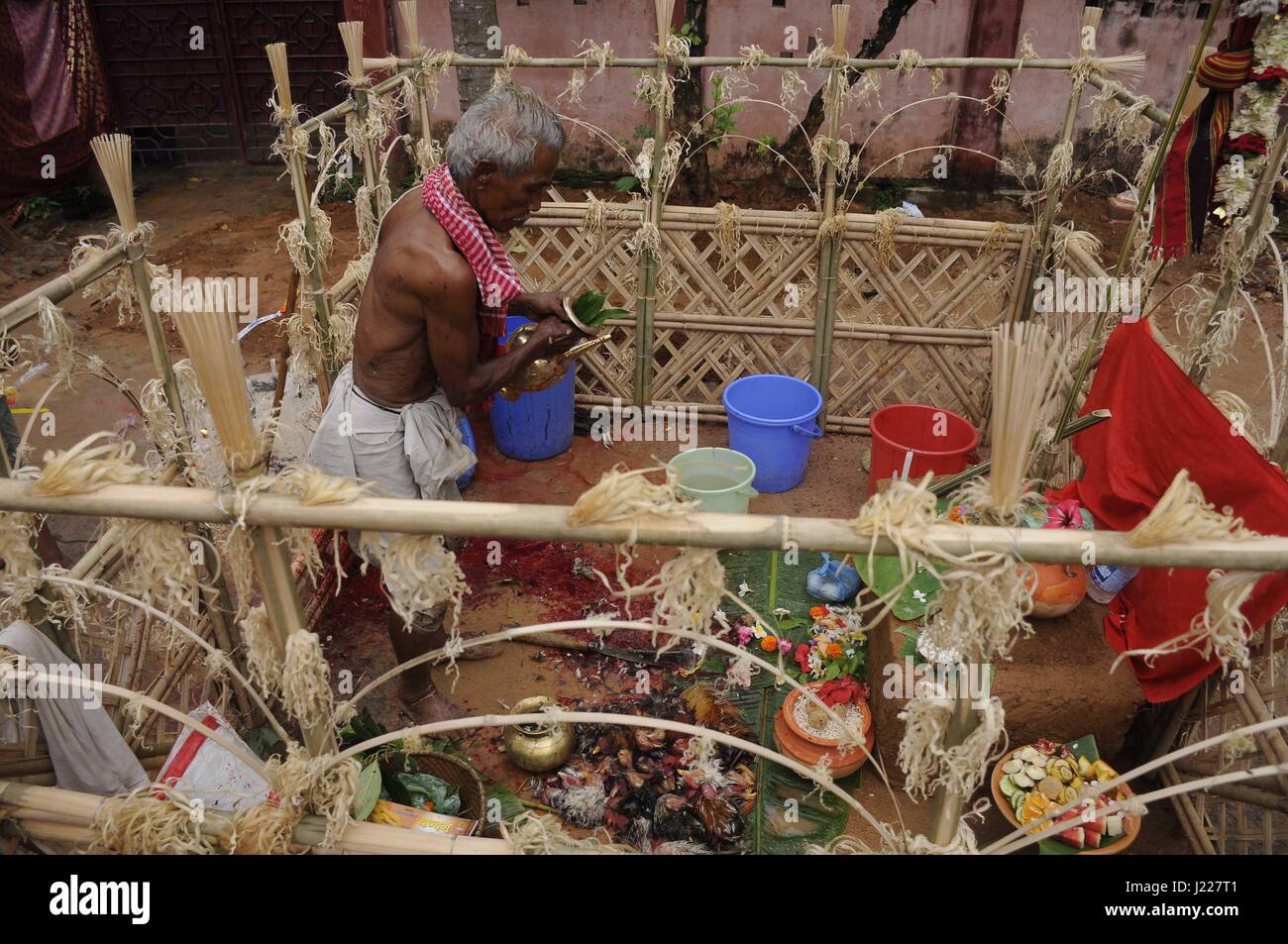 Festival pour honorer la divinité Garia - 21/04/2017 - Inde / Tripura / Agartala TRIPURA, INDE - 21 avril:prêtre offrant puja en face -Dieu- Garia, l'un des plus grands festivals religieux annuel principalement des tribals dans Tripura le 21 avril 2017. Un festival de trois jours pour honorer la divinité Garia est organisé chaque année le premier jour du mois civil d'hindous de Vaisakh '' (mi-avril). - Saha / Le Pictorium Abishai Banque D'Images