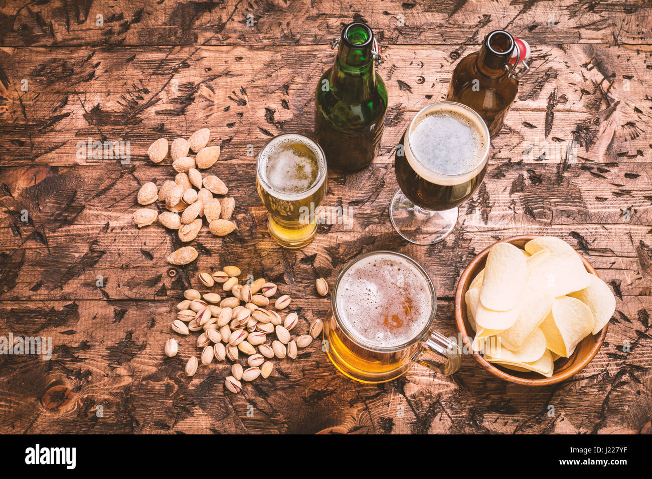 Style de bière- bouteille, divers type de bière dans le verre et les écrous sur la table en bois. Espace libre pour le texte. Vue d'en haut Banque D'Images