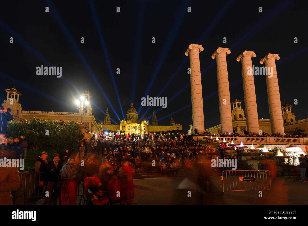 Barcelone, Espagne - 06 janvier 2017 : Grand groupe de personnes regarde la fontaine musicale de Montjuic, près du Musée National d'Art de Catalogne dans la nuit Banque D'Images