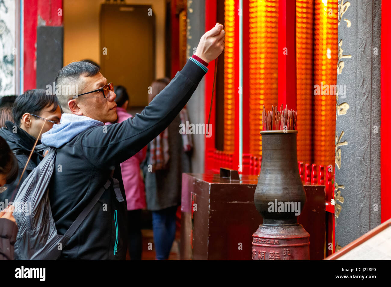 Taipei, Taiwan - le 21 janvier 2017 - Un homme dessinant un bâton de Fortune chinois au Temple de Lungshan Manka Banque D'Images