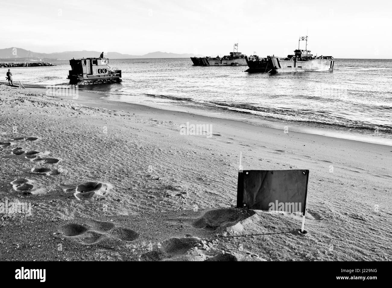 Royal Marines débarquements amphibies à l'Eastern Beach à Gibraltar. Photographe Stephen Ignacio à l'Eastern Beach, Gibraltar. La photographie noir et blanc Banque D'Images