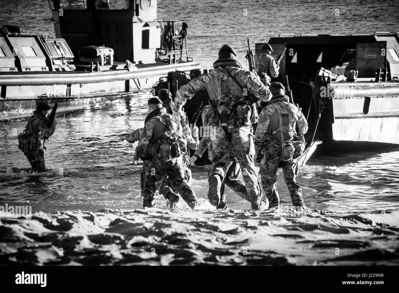 Royal Marines débarquements amphibies à l'Eastern Beach à Gibraltar. Photographe Stephen Ignacio à l'Eastern Beach, Gibraltar. La photographie noir et blanc Banque D'Images