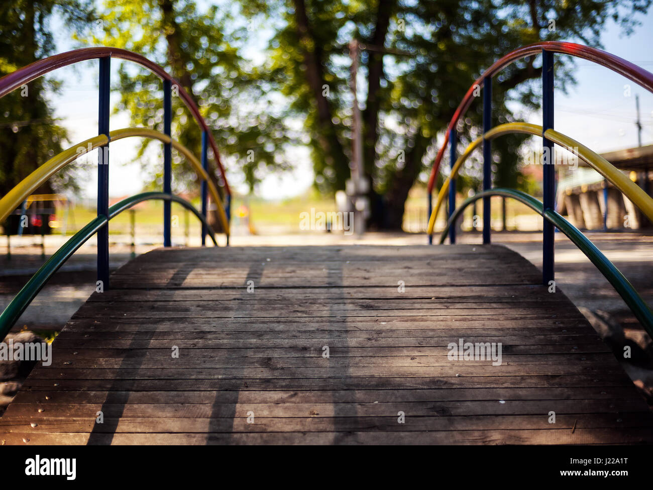 Détails du petit pont en bois coloré en stationnement pendant la journée. Banque D'Images