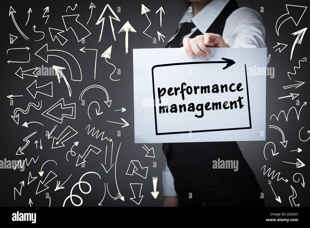 La technologie, internet, business et marketing. Jeune femme d'affaires écrit word : gestion du rendement Banque D'Images