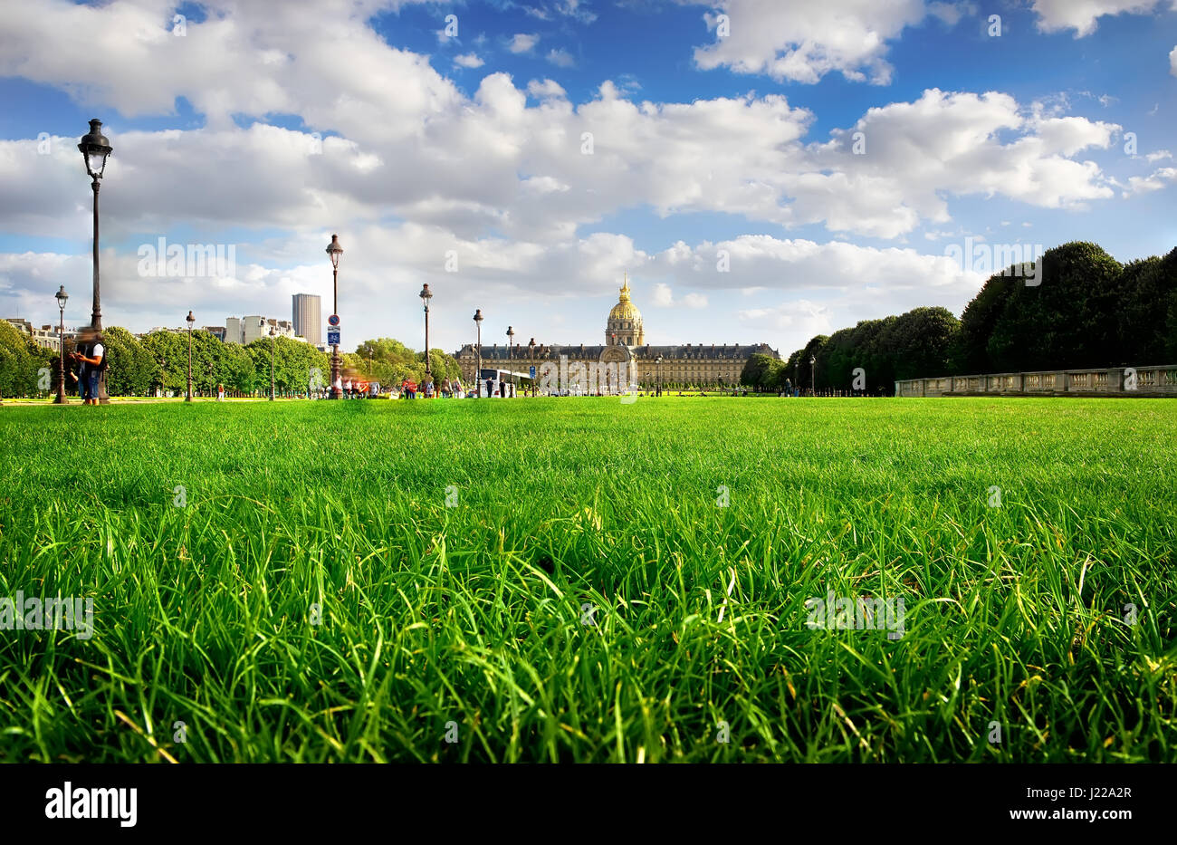 Pelouse avec de l'herbe verte près de Les Invalides à Paris, France Banque D'Images