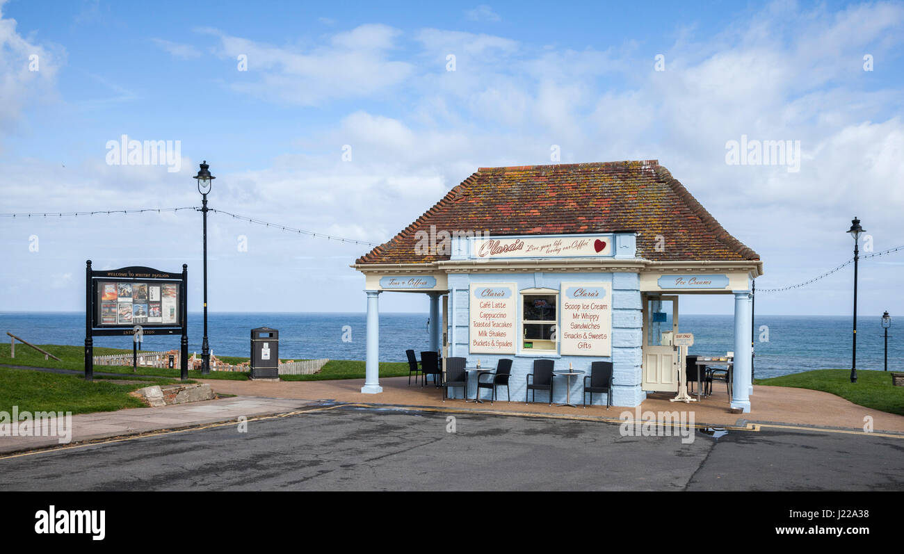 Claras café à la falaise ouest de Whitby, North Yorkshire, Angleterre, Royaume-Uni Banque D'Images
