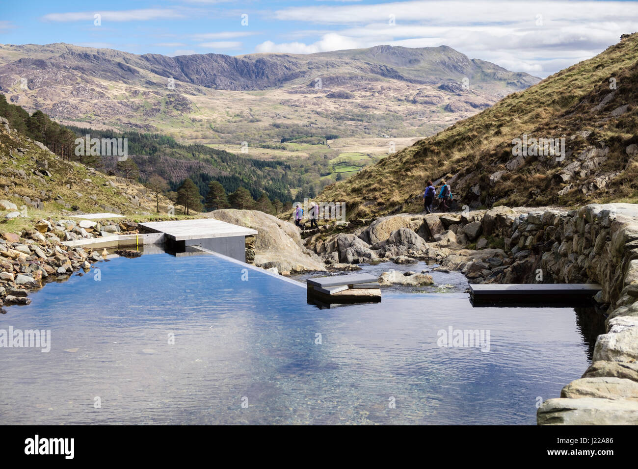 Weir sur Afon Llançà river petits micro système hydro-électrique à côté du chemin avec les randonneurs de Watkin Parc National de Snowdonia. Mcg Llançà Wales UK Banque D'Images