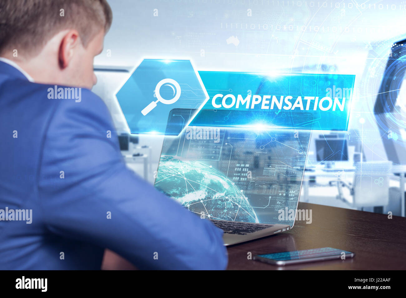 Le commerce, la technologie, internet et réseau concept. Jeune homme d'affaires travaillant sur son ordinateur portable au bureau, sélectionnez l'icône l'indemnisation sur le virt Banque D'Images