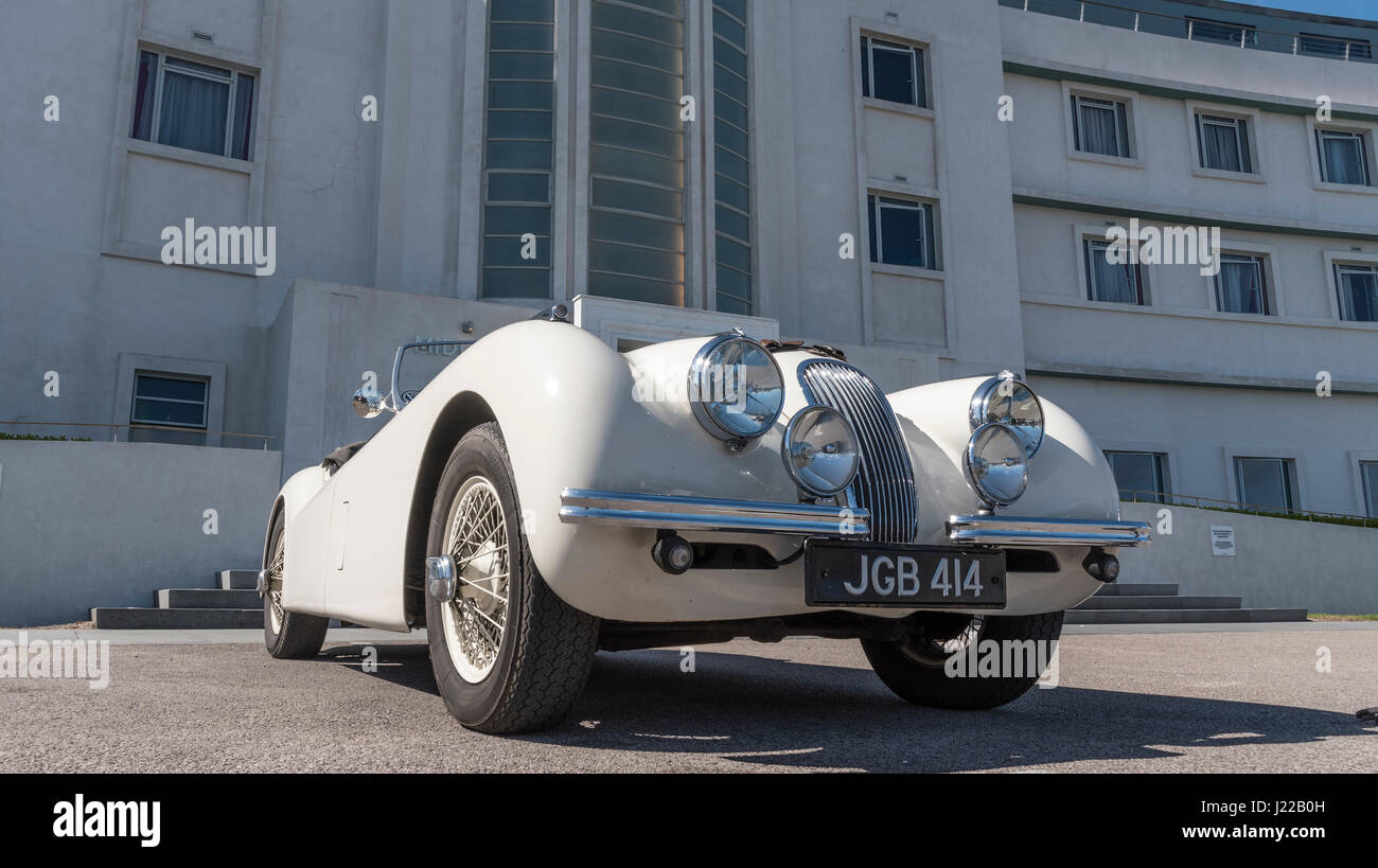 Jaguar XK 120 Art Déco art déco à l'extérieur de l'hôtel Midland dans Mrecambe. Banque D'Images