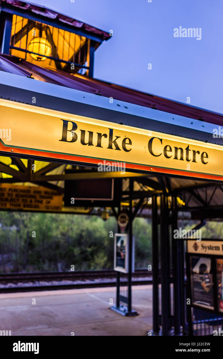 Burke, USA - 16 Avril 2017 : Centre gare Burke signe avec la plate-forme Banque D'Images