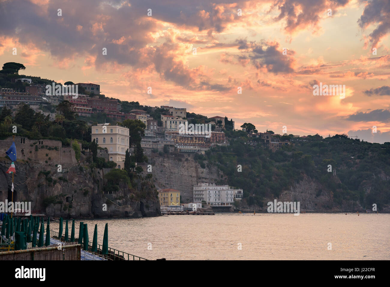 Vue de la côte de Sorrente falaise ville du sud de l'Italie au coucher du soleil Banque D'Images