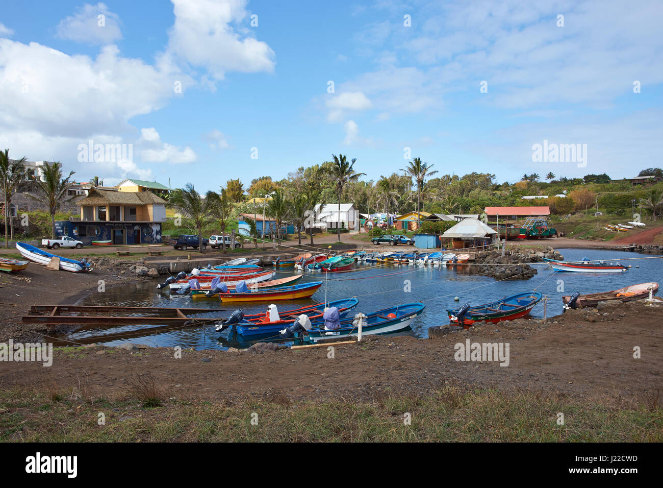 Bateaux de pêche dans un petit port de Hanga Roa, capitale de l'île de Pâques, Chili. Banque D'Images