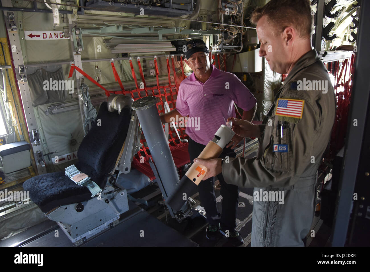 Le lieutenant-colonel Sean Cross, 53e Escadron de reconnaissance Météo pilote instructeur, offre un tour d'un WC-130J Hercules à Mike Goodes, premier joueur de l'Association des golfeurs professionnels, le 29 mars 2017, sur la base aérienne de Keesler, mademoiselle Goodes, qui a participé à la Classique de Golf Resort du Mississippi la semaine dernière, a également reçu un tour de pare-brise et une science de Keesler sur une sphère de démonstration. (U.S. Air Force photo par Kemberly Groue) Banque D'Images