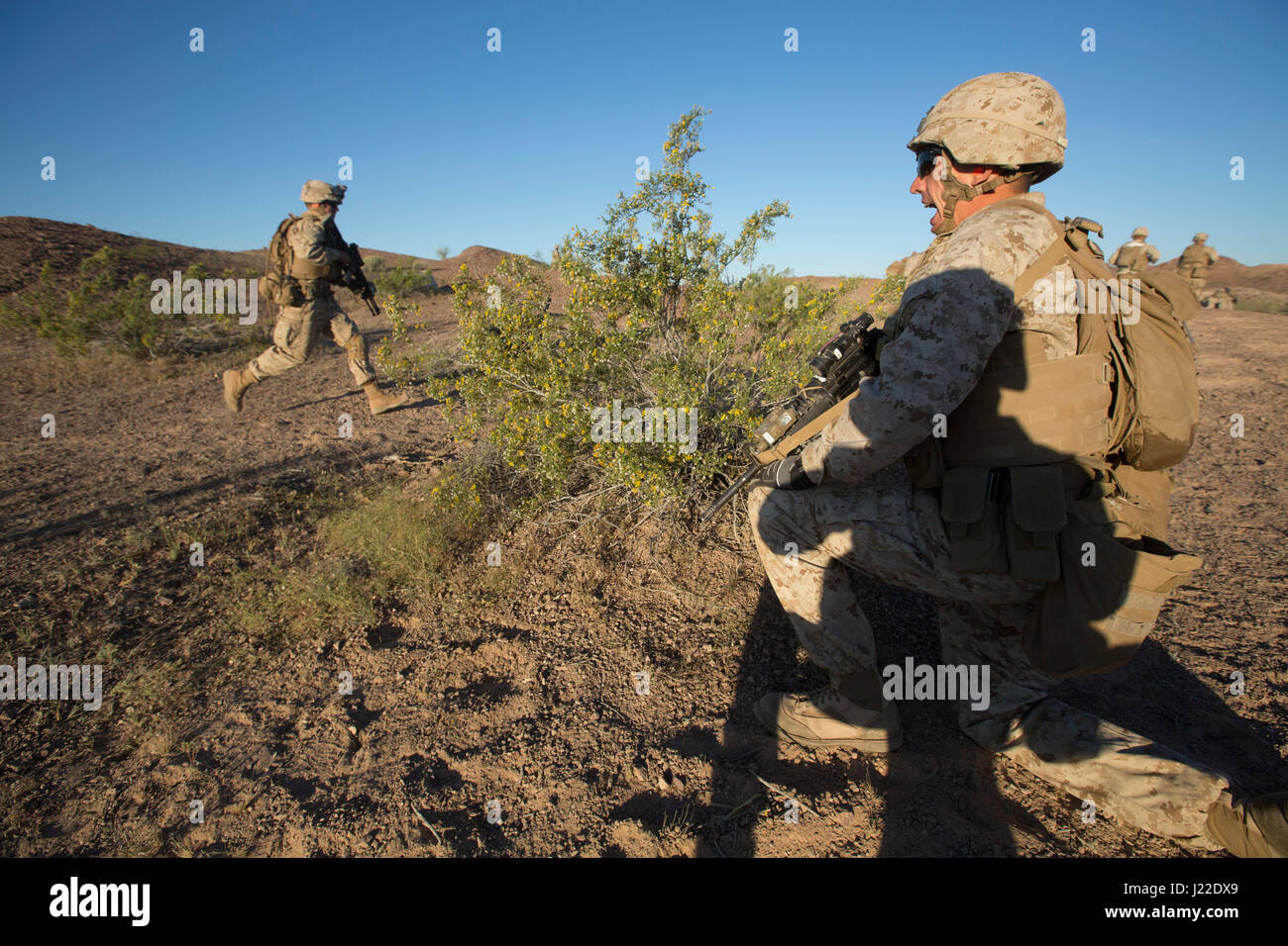 Le Corps des Marines des États-Unis. Cody L. Brunell, droite, ingénieur de combat avec le 1er peloton, Compagnie de Golf, 2e Bataillon, 6e Régiment de Marines, 2e Division de Marines (2d MARDIV), diriger les Marines au moyen d'une violation de l'ennemi au cours de barbelés au niveau du peloton de tir réel d'attaque de tir à pâturer sur Yuma de l'armée américaine pour l'exercice (TalonEx Talon) 2-17, Yuma, A.Z., le 4 avril 2017. Le but d'TalonEx a été pour les unités de combat à mener une formation intégrée à l'appui de l'armes et tactiques - Instructeur (WTI) 2-17 hébergé par Marine Aviation Escadron armes et tactiques Banque D'Images