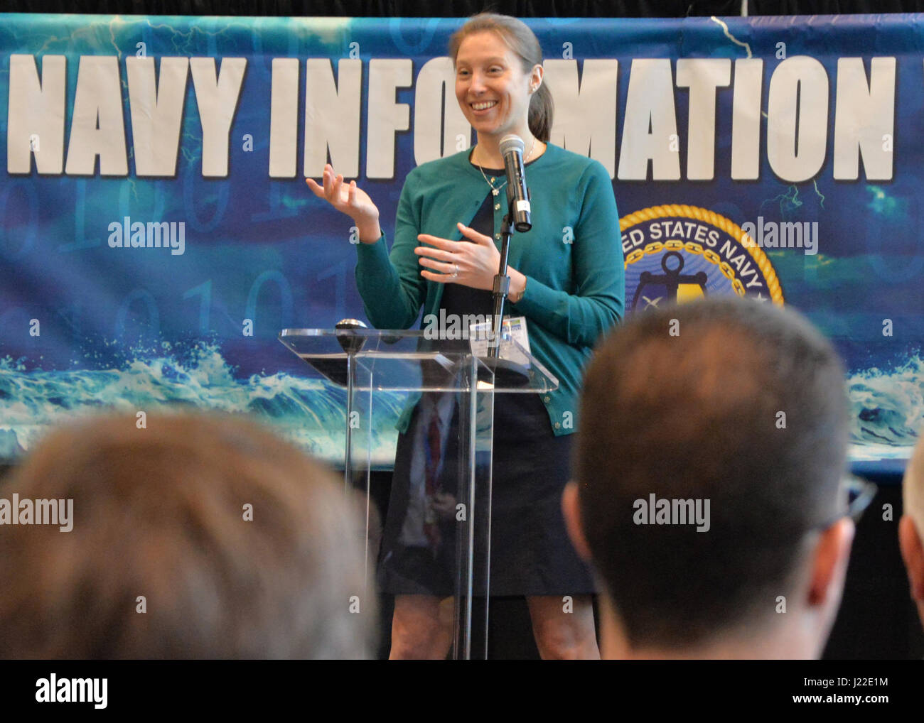 170405-N-ONU340-011 National Harbor, MD (avr. 5, 2017) Mme Margaret G. Palmieri, Directeur, Bureau de la guerre numérique, Bureau du Sous-chef des opérations navales de la guerre de l'information (OPNAV N2N6) traite les affaires de la numérisation de la Marine dans la marine La guerre de l'information sur le pavillon de la mer de 2017, l'air et l'espace exposition (SAS). Le pavillon de la guerre de l'information est présentée par un partenariat entre le Bureau de l'administrateur en chef des opérations navales de la guerre de l'information (OPNAV N2N6) ; commandant de la flotte américaine commande Cyber/Commander, U.S. 10e flottille (CFCC/C10F) ; l'espace et la guerre navale syst Banque D'Images