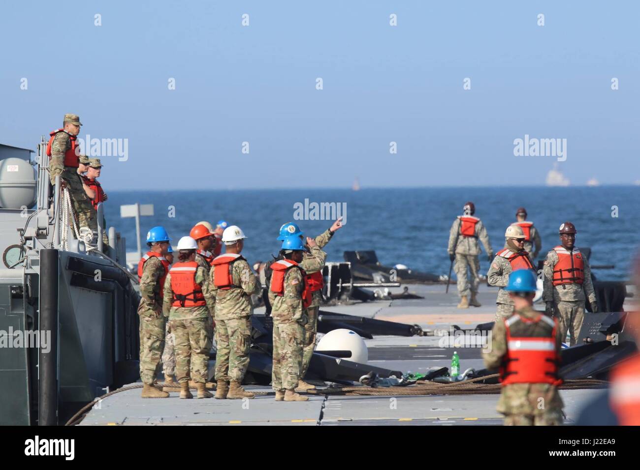 Des soldats du 331 Compagnie de transport (Causeway), 11e bataillon de transport, 7e brigade expéditionnaire de transport - stockage des Trident jetée à Dogu Beach en avril 2017, 7 Pohang. La jetée est une composante de la logistique interarmées sur-le-Shore aspect de l'Exercice Opération Pacific Reach '17 qui aura lieu du 10 au 21 avril. Banque D'Images