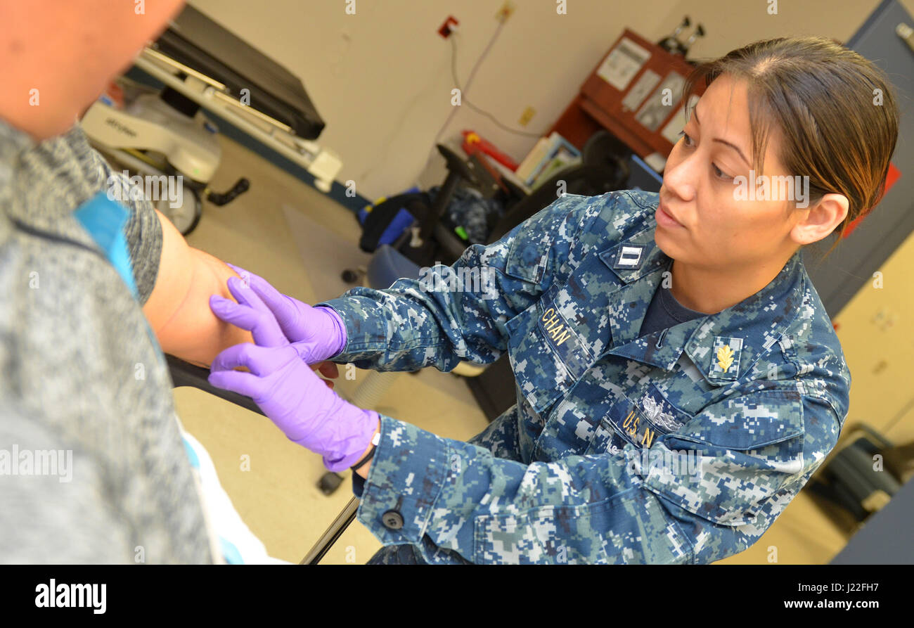 JACKSONVILLE, Floride (13 avril 2017) - Le Lieutenant Wing Chan, une infirmière à la Clinique de santé de la Direction générale de la Marine Jacksonville, prépare un patient pour une injection. Depuis 1908, les femmes et les hommes de l'infirmière de la Marine Corps ont servi honorablement dans les hôpitaux et cliniques, à bord des navires-hôpitaux, et ont volé avec blessés des zones de combat. Le 13 mai, la Marine américaine célèbre son 109e Corps d'infirmière anniversaire. En outre, du 6 au 12 mai est reconnue comme la Semaine nationale des infirmières. (U.S. Photo par Marine Jacob Sippel, Naval Hospital Jacksonville/relâché). Banque D'Images