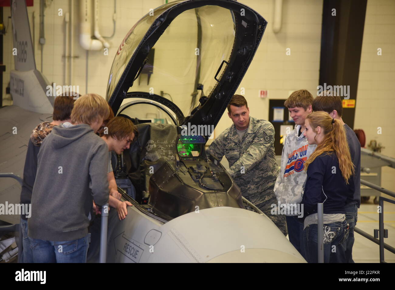 Sioux Falls, S.D. - Le s.. Matt McCarthy, 114e Escadron de maintenance des systèmes électroniques intégrés mécanicien, décrit la fonction d'un cockpit F-16 aux étudiants au cours de la première Journée Carrière de vol de nuit le 13 avril 2017, Joe Foss Field, S.D. career day permet aux élèves, aux parents et aux autres personnes qui s'intéressent à la Garde nationale aérienne du Dakota du Sud à voir et en apprendre davantage sur les différentes vocations de la 114e Escadre de chasse aviateurs d'effectuer sur une base quotidienne. (U.S. Photo de la Garde nationale aérienne par le sergent. Duimstra Duane/libérés) Banque D'Images