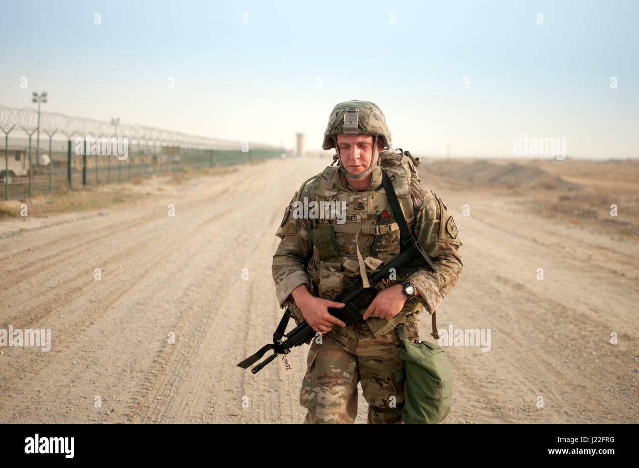 Le Sgt. Damien Jorgenson, un soldat avec la 485e Compagnie de Police Militaire, pousse vers la ligne d'arrivée de la 1ère Commande de soutien (Théâtre) Meilleur guerrier concurrence 10-mile ruck mars au Camp Arifjan, au Koweït le 16 avril, 2017. (Photo par le Sgt. Christopher Bigelow) Banque D'Images