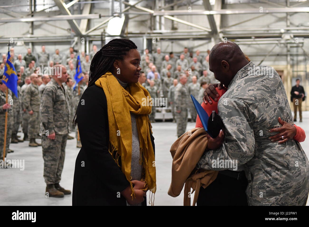 Le colonel Rodney Lewis, 319e Air Base Wing Commander, embrasse sa femme comme sa fille, montres, après son dernier tous les appels comme le commandant de la base sur Grand Forks Air Force Base, N.D., le 14 avril 2017. Lewis et sa famille ont quitté l'AFB de Grand Forks pour le Pentagone comme Lewis prend le poste de directeur exécutif du groupe d'action pour l'Armée de l'air Chef de cabinet. (U.S. Air Force photo par un membre de la 1re classe Elijaih Tiggs) Banque D'Images