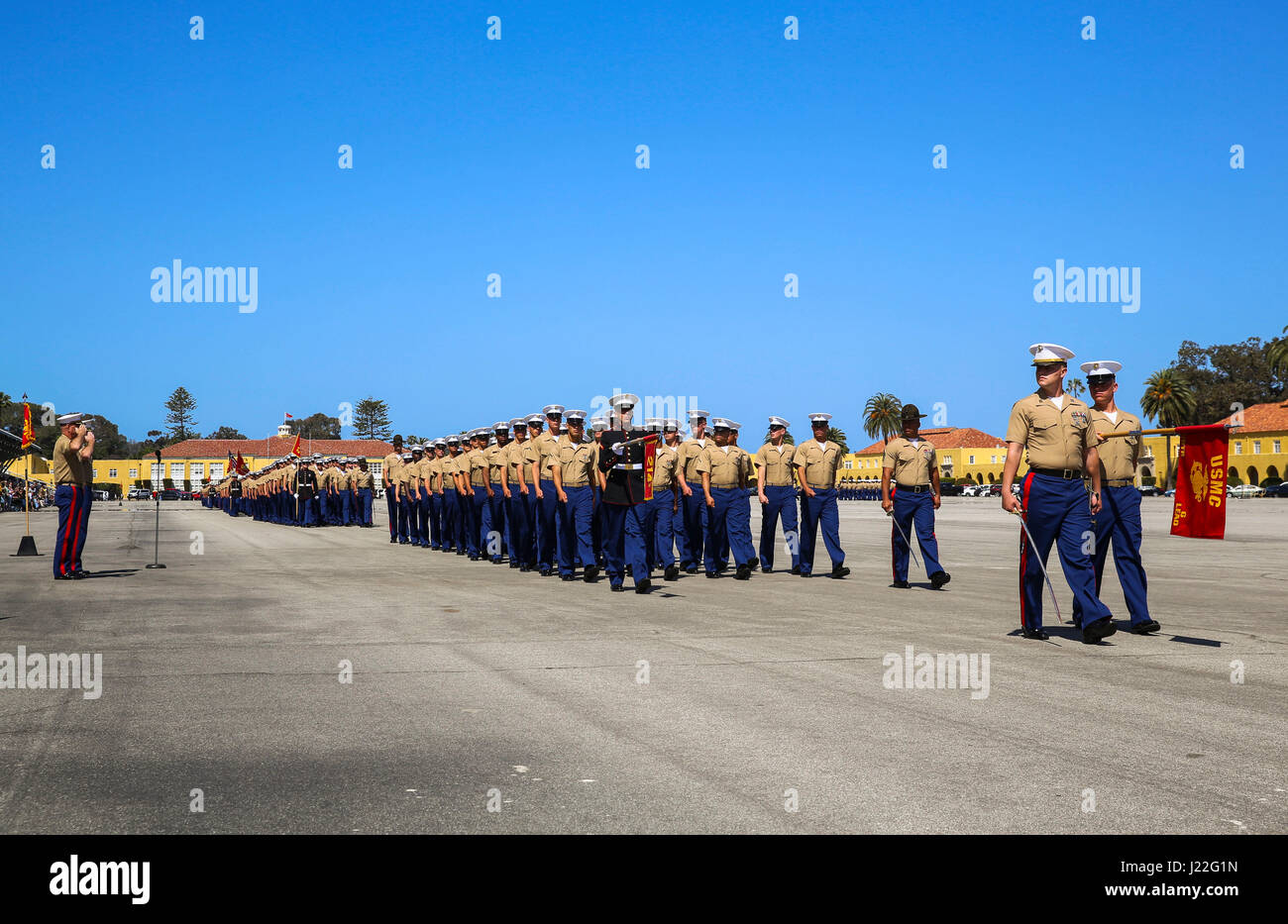 Les Marines du Golf Company, 2e Bataillon d'instruction des recrues, mars en tant qu'entreprise pour la dernière fois le jour de la remise des diplômes au Marine Corps Recruter Depot San Diego, aujourd'hui. L'obtention du diplôme a lieu à l'achèvement d'une transformation de 13 semaines y compris la formation sur le terrain d'exercice, l'adresse au tir, les compétences de combat de base et du Corps des coutumes et traditions. Chaque année, plus de 17 000 hommes recrutés dans la région de recrutement de l'Ouest sont formés à MCRD San Diego. Banque D'Images