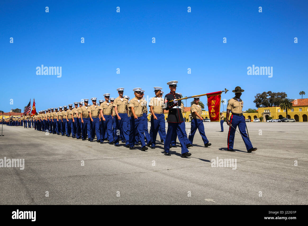 Les Marines du Golf Company, 2e Bataillon d'instruction des recrues, mars en tant qu'entreprise pour la dernière fois le jour de la remise des diplômes au Marine Corps Recruter Depot San Diego, aujourd'hui. L'obtention du diplôme a lieu à l'achèvement d'une transformation de 13 semaines y compris la formation sur le terrain d'exercice, l'adresse au tir, les compétences de combat de base et du Corps des coutumes et traditions. Chaque année, plus de 17 000 hommes recrutés dans la région de recrutement de l'Ouest sont formés à MCRD San Diego. Banque D'Images