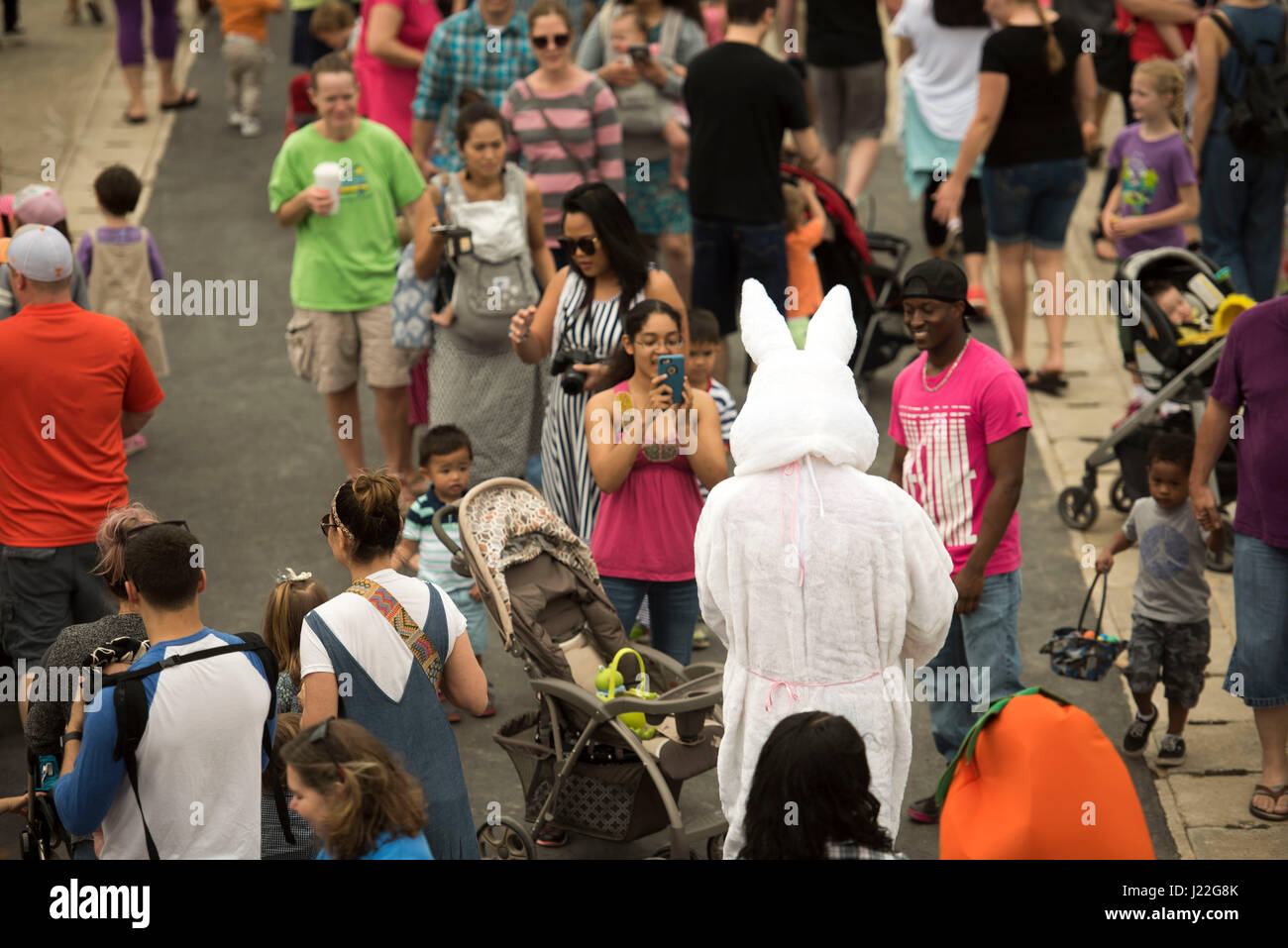 La foule de familles entourent le Lapin de Pâques pour des photos au cours d'Eggsplosion 15 avril 2017, à Kadena Air Base, au Japon. Plusieurs bénévoles déguisés en héros d'action, les lapins et les carottes pendant l'événement. (U.S. Photo de l'Armée de l'air par la Haute Airman Omari Bernard/libérés) Banque D'Images