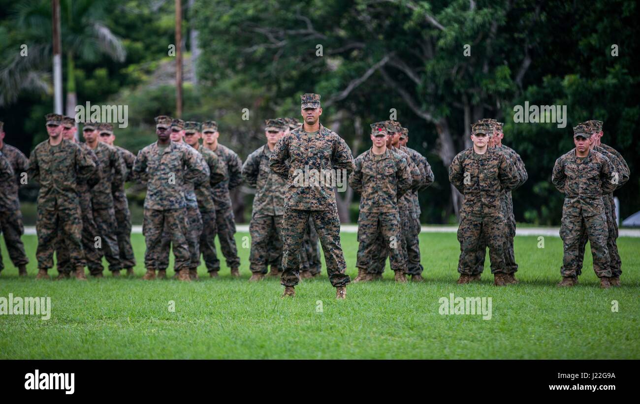 TAURAMA, Papouasie-Nouvelle-Guinée (15 avril 2017) Les Marines américains avec la 11e Marine Expeditionary Unit (MEU) en formation au cours de la cérémonie d'ouverture d'une échange militaire bilatérale entre le 11e MEU et la Papouasie-Nouvelle-Guinée Defence Force (PNGDF) à Taurama Barracks, le 15 avril. Les Marines et les marins embarquée à bord de l'USS Comstock (LSD 45) sont en Papouasie Nouvelle Guinée dans le cadre d'une bourse de coopération en matière de sécurité dans le théâtre l'accent sur le renforcement de liens militaires avec la Papouasie-Nouvelle-Guinée et de la protection civile de soutien militaire aux autorités civiles les rôles. (U.S. Marine Corps photo par le Cpl. Devan K. Gowans) Banque D'Images