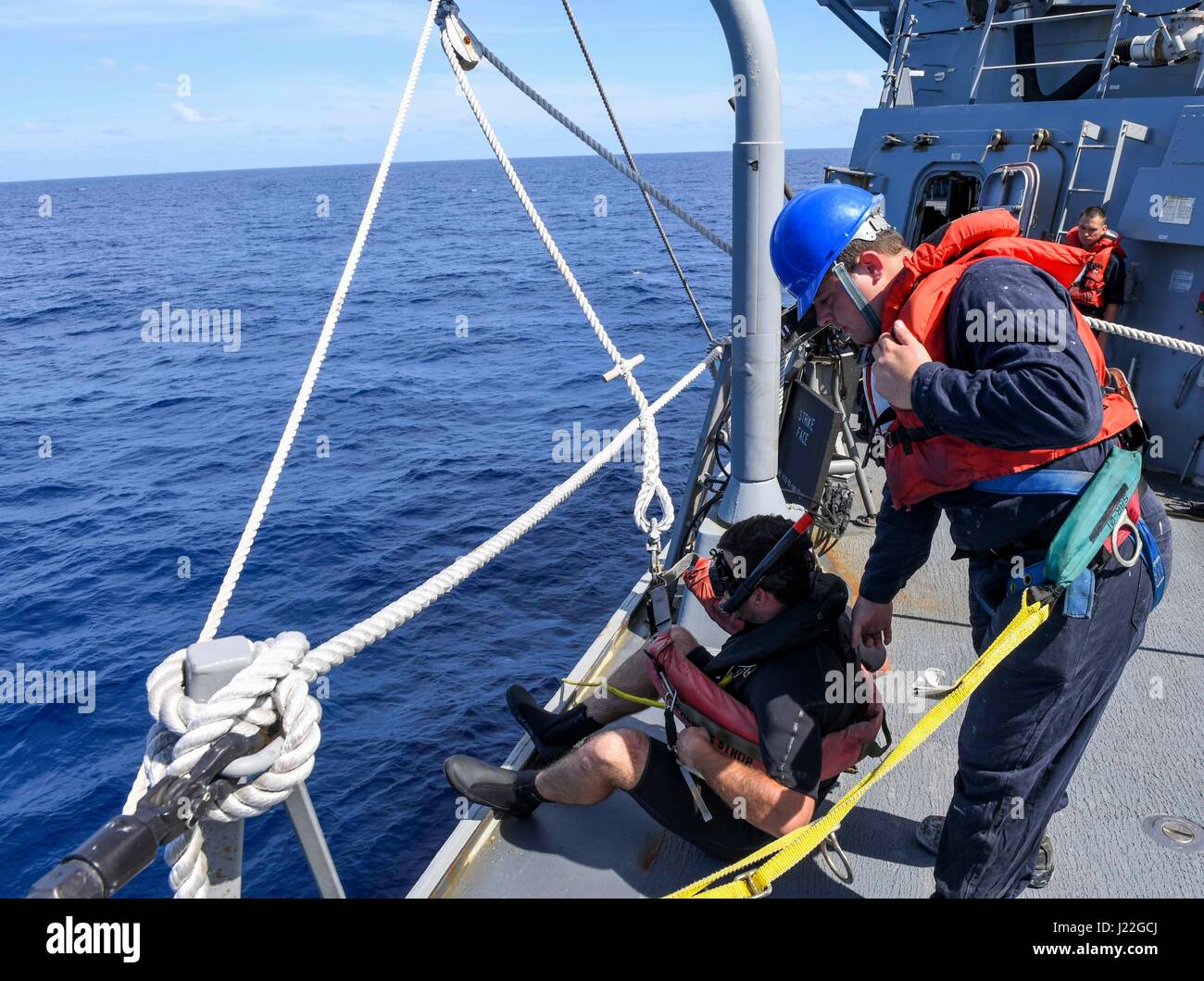 170415-N-RM689-011 Mer de Chine du Sud (15 avril 2017) Maître de Manœuvre 3 classe Keith Fanelli (à droite), d'Eugene, Oregon, s'apprête à abaisser, de Christopher Seaman Titre Muscle Shoals, Alabama, dans l'océan lors d'une recherche et sauvetage d'une partie de l'équipe de formation de matelotage percer à bord de la classe Arleigh Burke destroyer lance-missiles USS Wayne E. Meyer (DDG 108). Wayne E. Meyer est en fonction d'un programme de déploiement de l'ouest du Pacifique avec le groupe aéronaval du Carl Vinson dans le cadre de la flotte américaine du Pacifique visant à étendre la flotte des États-Unis 3e fonctions de commandement et de contrôle dans l'Indo-Asia Banque D'Images