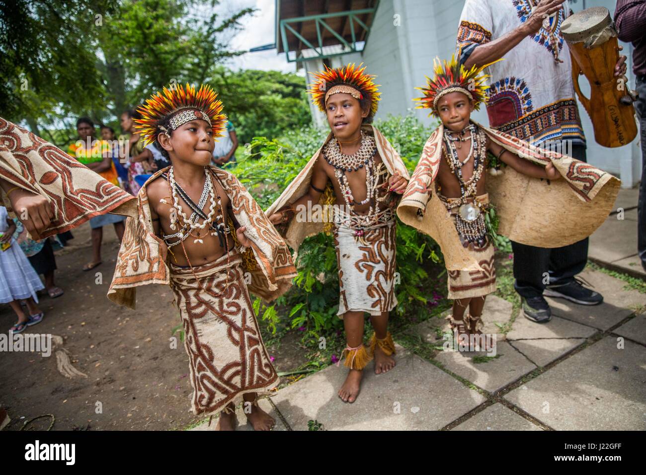 TAURAMA, Papouasie-Nouvelle-Guinée (16 avril 2017) Local La Papouasie-Nouvelle-Guinée les enfants effectuer une danse traditionnelle, se félicitant des Marines américains avec la 11e Marine Expeditionary Unit (MEU) dans la chapelle Saint-Jean avant un service de Pâques à Taurama casernes dans le cadre d'une coopération en matière de sécurité dans le théâtre (TSC) engagement, le 16 avril. Au cours de la TSC, le 11e MEU Marines et les membres de la force de travail sera de renforcer leurs forces militaires à militaires en procédant à la formation de liens bilatéraux relatifs à l'appui militaire aux autorités civiles des opérations. (U.S. Marine Corps photo par le Cpl. Devan K. Gowans) Banque D'Images