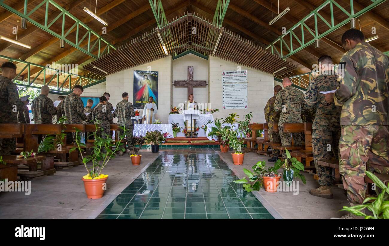 TAURAMA, Papouasie-Nouvelle-Guinée (16 avril 2017) Les Marines américains avec la 11e Marine Expeditionary Unit (MEU) assister à un service de Pâques aux côtés de membres de service avec la Force de défense de la Papouasie-Nouvelle-Guinée (PNDF) à Saint John's Chapel, Taurama casernes, dans le cadre d'une coopération en matière de sécurité dans le théâtre (TSC) engagement, le 16 avril. Au cours de la TSC, la 11e MEU et de Papouasie-Nouvelle-Guinée s'efforcera d'accroître la protection civile pour le soutien des militaires à l'autorité civile rôles. (U.S. Marine Corps photo par le Cpl. Devan K. Gowans) Banque D'Images