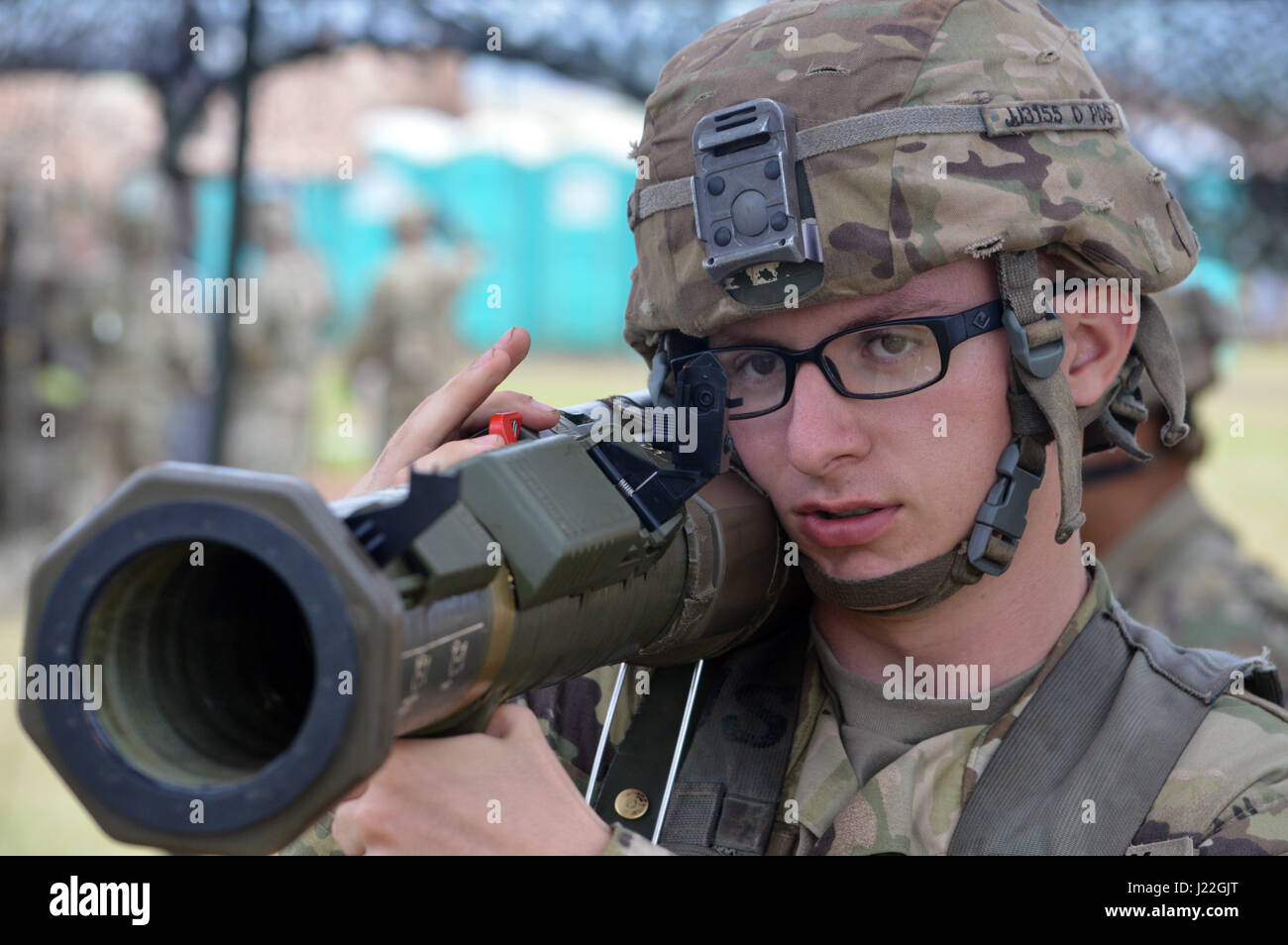 La CPS. Jacob Jenkins, un fantassin attribué à 2e Escadron, 14e Régiment Cavarly, 2e Brigade Combat Team, 25e Division d'infanterie, effectue des contrôles de séquence et d'un M136 AT4 Rocket Launcher Expert formation Badge fantassin pendant à la zone X-ray, Schofield Barracks, le 17 avril 2017. Le soldat est l'une des plus de 800 fantassins à la recherche de gagner de la BEI. (U.S. Photo de l'armée par le sergent. Armando R. Limon, 3e Brigade Combat Team, 25e Division d'infanterie) Banque D'Images