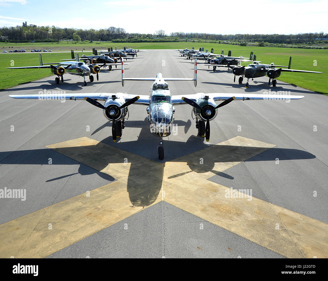 Les bombardiers B-25 Mitchell s'asseoir en stationnement sur la piste à côté du Musée national de l'US Air Force à Wright-Patterson Air Force Base, Ohio, le 17 avril 2017. 11 La Seconde Guerre mondiale avion a atterri au musée pour prendre part à la célébration du 75e anniversaire de la Raid de Doolittle, dans lequel 16 bombardiers de l'aviation de l'armée a décollé de l'USS Hornet (CV 8) pour la réalisation de l'initiative de la guerre sur le territoire japonais. (U.S. Photo de l'Armée de l'air par R.J. Oriez) Banque D'Images