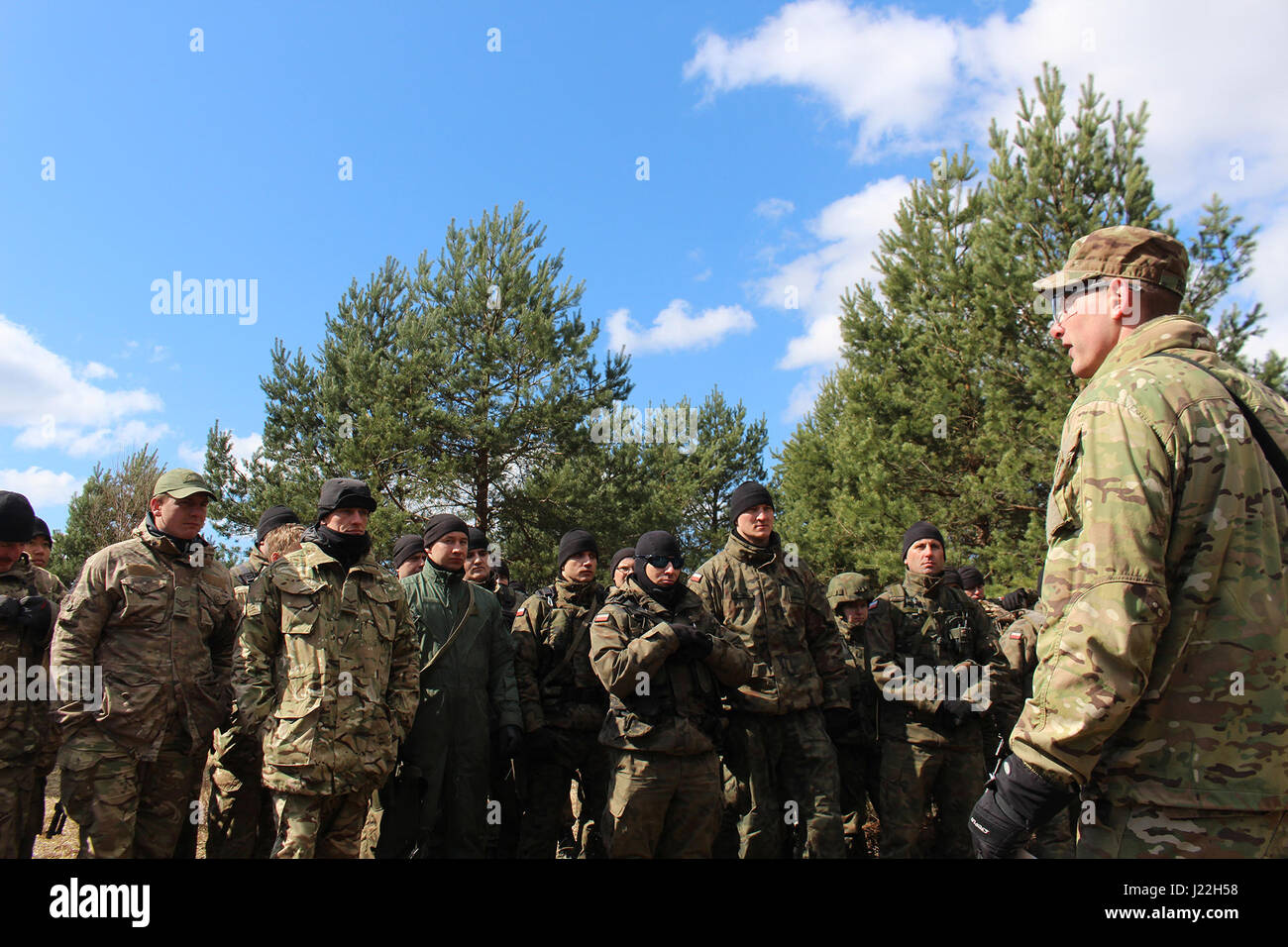 1er lieutenant James Rozak mémoires des opérations défensives au groupe de combat des soldats lors de la formation de l'interopérabilité de la Pologne 18 avril. Cette formation vise à renforcer les pratiques de lutte contre la guerre et d'assurer des connaissances communes à l'échelle du groupe de combat multinationales. La formation unique, composé d'Américains, Britanniques, roumain et polonais soldats, servira de force de dissuasion dans le nord-est de la Pologne à l'appui de l'OTAN vers l'amélioration de la présence. (U.S. Photo de l'armée par le sergent. Zackary vache/libérés) Banque D'Images