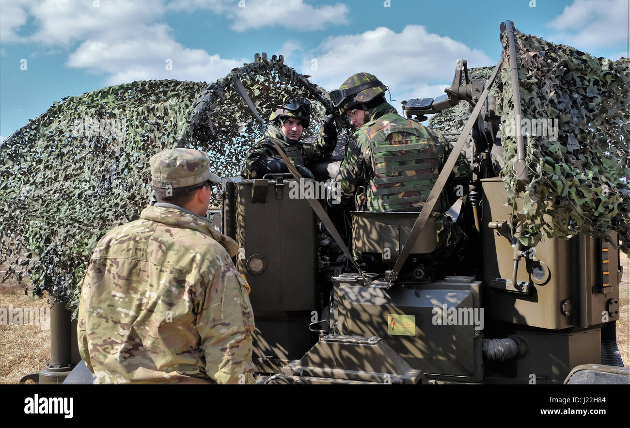 Un groupe de combat américain Soldat Pologne pose des questions à propos de l'anti-aérienne roumaine cannon durant la formation d'interopérabilité Le 18 avril. Cette formation vise à renforcer les pratiques de lutte contre la guerre et d'assurer des connaissances communes à l'échelle du groupe de combat multinationales. La formation unique, composé d'Américains, Britanniques, roumain et polonais soldats, servira de force de dissuasion dans le nord-est de la Pologne à l'appui de l'OTAN vers l'amélioration de la présence. (U.S. Photo de l'armée par la CPS. Kevin Wang/libérés) Banque D'Images