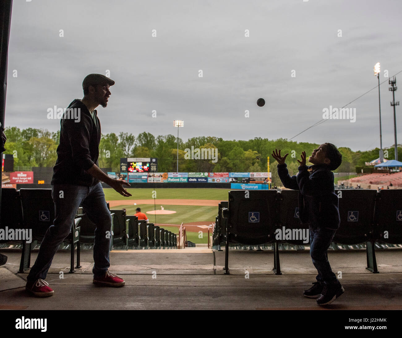 Emio Tomeoni, époux de l'armée américaine un réserviste du 200e Commandement de la Police militaire, lance une balle de baseball de son fils lors d'une célébration pour le jeu du 109e anniversaire de la réserve de l'Armée avec les Baysox de Bowie à Prince George's baseball Stadium, le 19 avril 2017. Le 200e MP Cmd. est situé à moins de 20 km du stade, et a cherché l'occasion de s'engager avec la communauté locale. L'ARMÉE AMÉRICAINE L'anniversaire officiel de la réserve est le 23 avril. (U.S. Réserve de l'armée photo par le Sgt. Michel Sauret) Banque D'Images