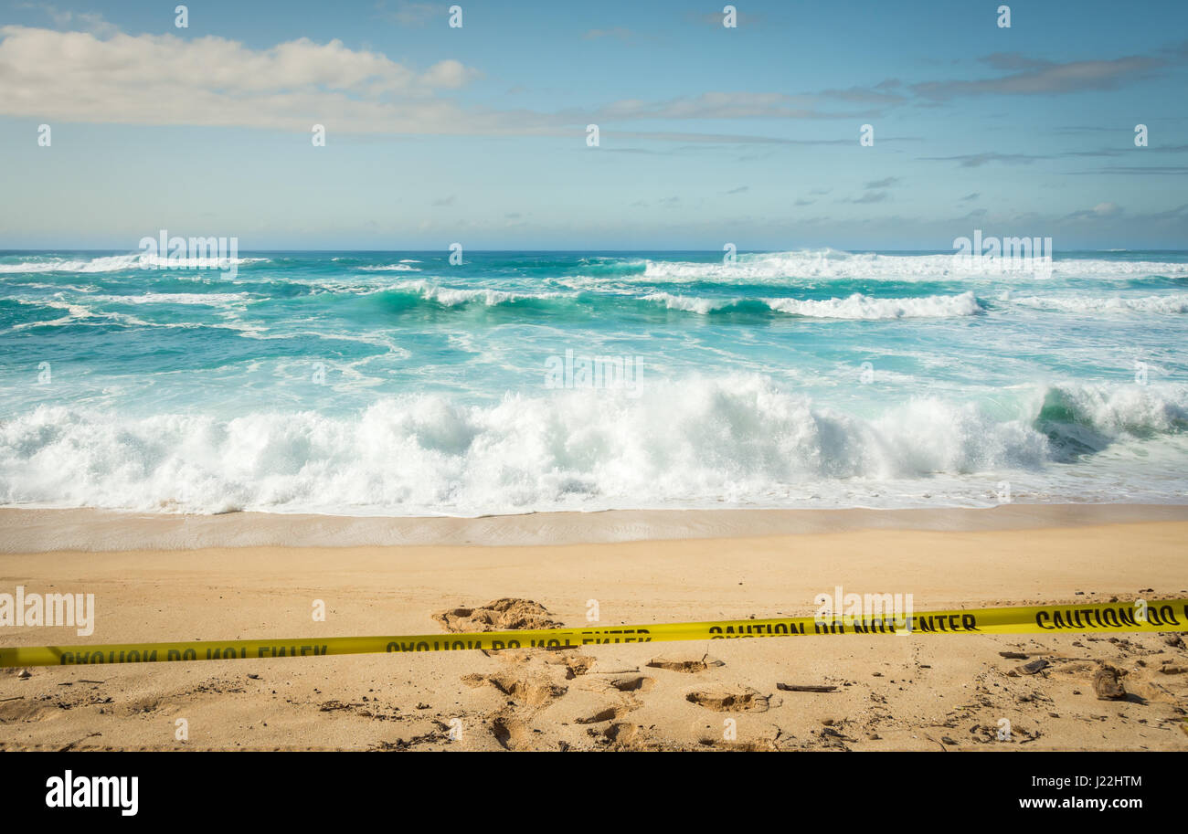 De grosses vagues se brisant sur le rivage à Sunset Beach sur la côte nord d'Oahu, Hawaii. Banque D'Images