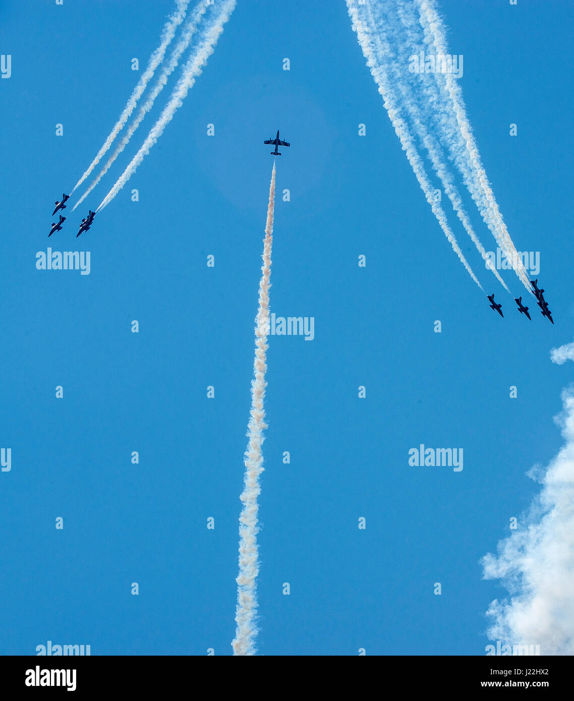 L'armée de l'air italienne Frecce Tricolori, l'équipe de démonstration aérienne, les formations aériennes pratiqué sur la base aérienne d'Aviano, en Italie, le 12 avril 2017. Ils utilisent l'espace aérien au-dessus d'Aviano chaque année exercer à survoler des routines pour leurs prochains spectacles aériens. (U.S. Photo de l'Armée de l'air par la Haute Airman Cory W. Bush) Banque D'Images