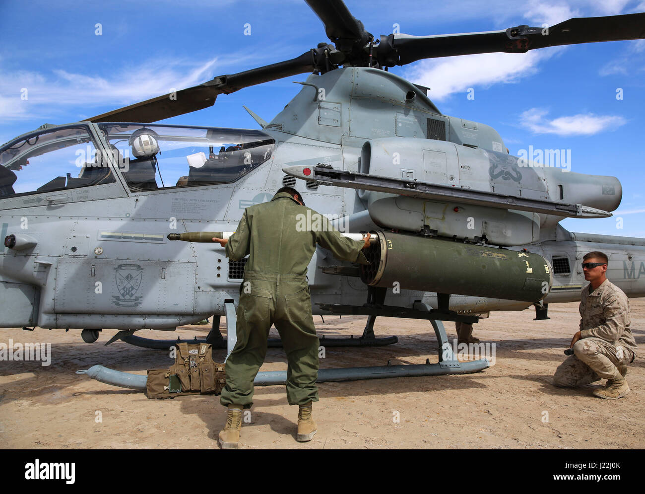 Explosées Marines avec armes et tactiques de l'Aviation maritime (Escadron) MAWTS 1 charge explosées à un AH-1Z Viper en marche avant, point de ravitaillement en armement (FARP) Opérations dans le cadre de voies de formations (AST) 1 à l'appui de la conférence armes et tactiques - Instructeur (WTI) 2-17, à la montagne de chocolat de tir aérien, en Californie, le 17 avril. D'une durée de sept semaines, le WTI est une évolution de la formation organisée par MAWTS-1 qui fournit les advanced et tactique de l'unité de formation et de certification des qualifications du personnel enseignant à l'appui de l'aviation maritime de la formation et de l'état de préparation. (U.S. C Marine Banque D'Images