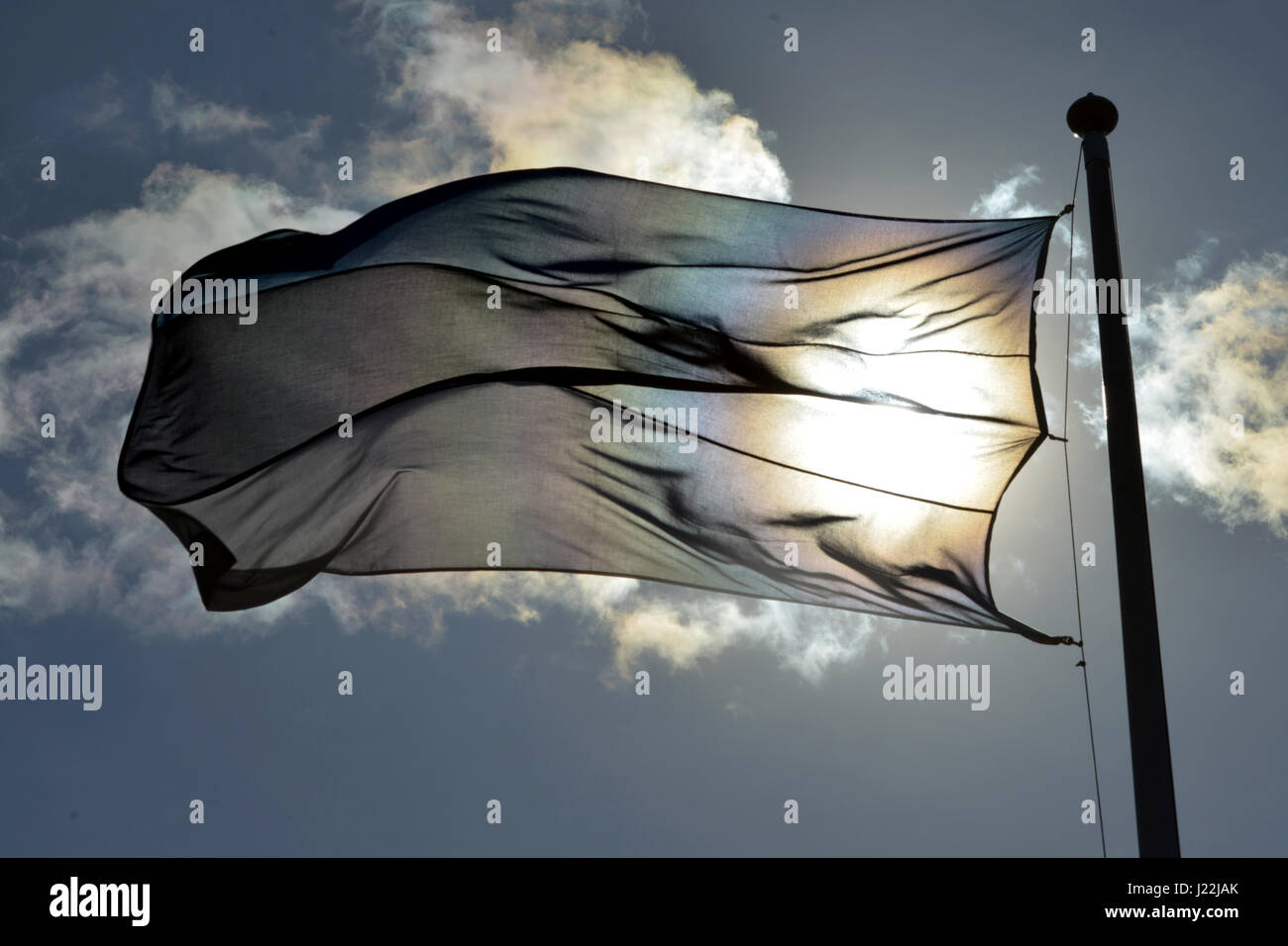 Un drapeau flotte au cours d'une cérémonie organisée par la Force de défense de l'Estonie qui avait pour but d'accueillir officiellement la présence de l'OTAN Groupe de combat amélioré de l'avant à l'Estonie. La cérémonie a eu lieu à la base de l'Armée de l'Estonie, tapa le 20 avril, 2017. (U.S. Photo de l'armée de l'information visuelle Jason Spécialiste Johnston.) Banque D'Images