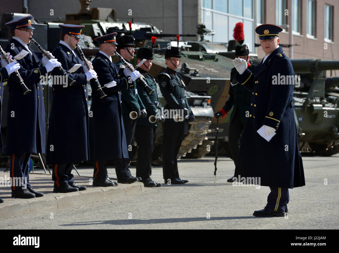 Une fanfare effectue lors d'une cérémonie offerte par la Force de défense de l'Estonie qui avait pour but d'accueillir officiellement la présence de l'OTAN Groupe de combat amélioré de l'avant à l'Estonie. La cérémonie a eu lieu à la base de l'Armée de l'Estonie, tapa le 20 avril, 2017. (U.S. Photo de l'armée de l'information visuelle Jason Spécialiste Johnston.) Banque D'Images