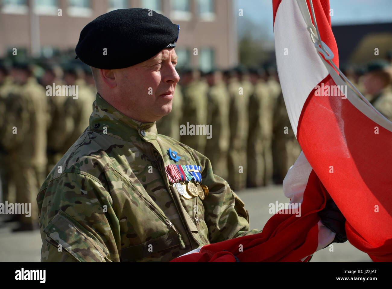 Un soldat danois participe à une cérémonie organisée par la Force de défense de l'Estonie qui avait pour but d'accueillir officiellement la présence de l'OTAN Groupe de combat amélioré de l'avant à l'Estonie. La cérémonie a eu lieu à la base de l'Armée de l'Estonie, tapa le 20 avril, 2017. (U.S. Photo de l'armée de l'information visuelle Jason Spécialiste Johnston.) Banque D'Images