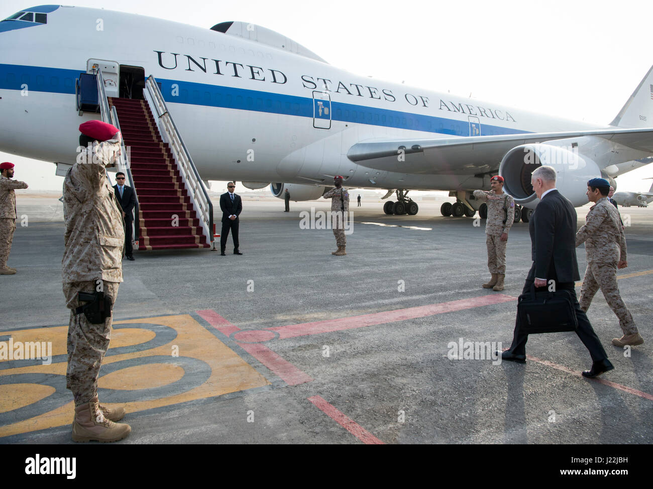 Le Secrétaire de la Défense Jim Mattis quitte Salman King Air Base, l'Arabie saoudite, le 20 avril 2017. (DOD photo de haute technologie de l'US Air Force. Le Sgt. Brigitte N. Brantley) Banque D'Images