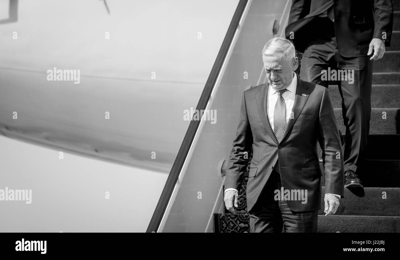 Le Secrétaire de la Défense Jim Mattis arrive à la base aérienne de l'Est du Caire au Caire, Égypte, le 20 avril 2017. (DOD photo de haute technologie de l'US Air Force. Le Sgt. Brigitte N. Brantley) Banque D'Images