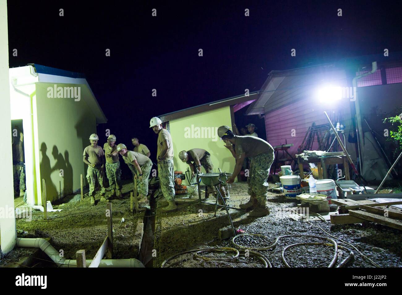170420-N-SF984-070 KUCHING, Malaisie (17 avril 2017) Construction Navale de Seabees Bataillon mobile 3 travaux sur la rénovation de Sungai Pinang école primaire, un site d'ingénierie de Partenariat du Pacifique 2017. Partenariat du Pacifique est la plus grande rencontre annuelle l'aide humanitaire multilatérale et des secours de la protection civile a effectué une mission dans le Pacifique-Indo-Asia et vise à améliorer la coordination régionale dans des domaines tels que les soins médicaux et de la protection civile de l'état de préparation pour l'homme et des catastrophes naturelles. (U.S. Photo par marine Spécialiste de la communication de masse 2e classe Chelsea Troy Milburn/libérés) Banque D'Images