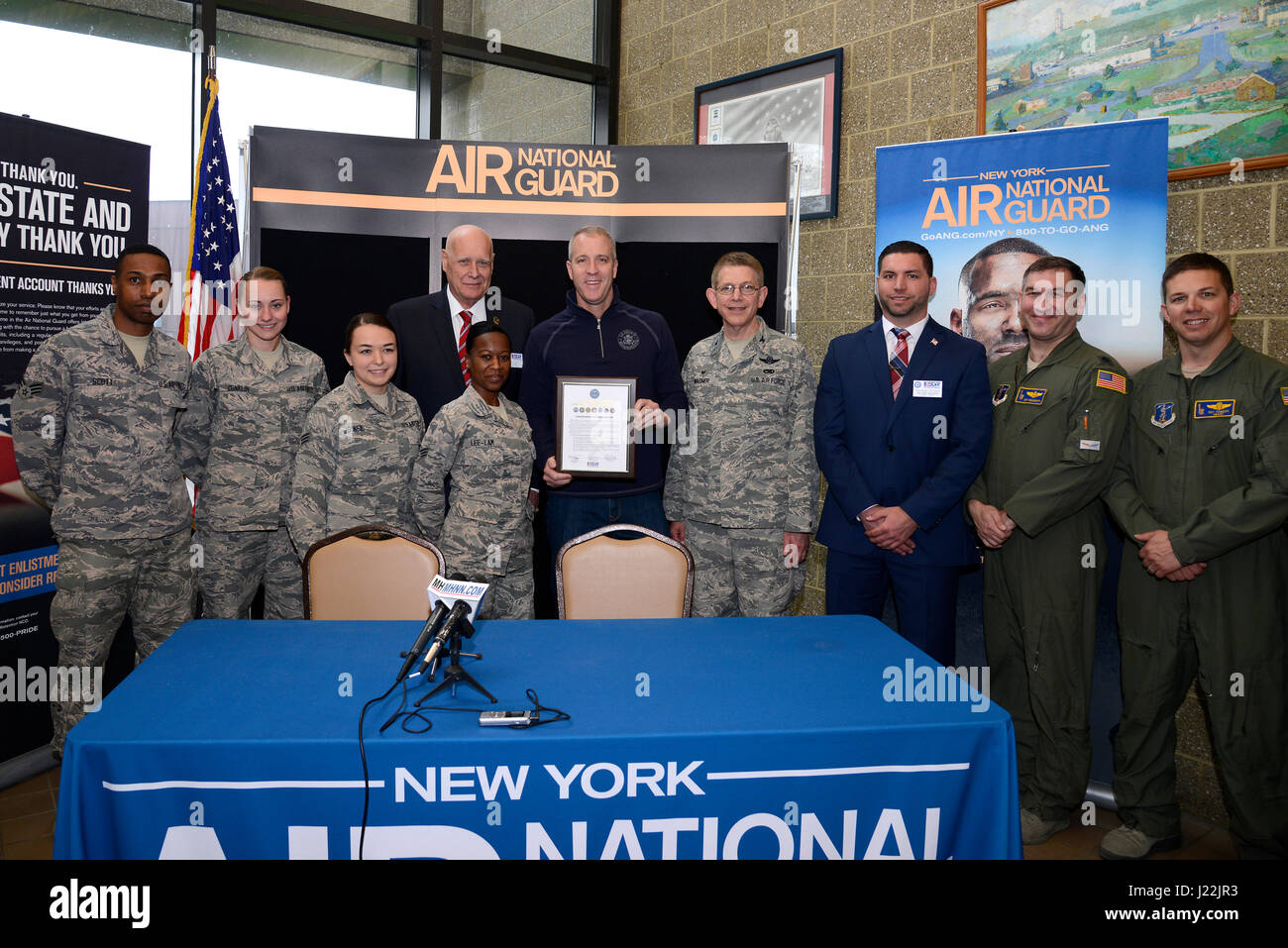Rép. Américain Sean Patrick Maloney a rencontré des aviateurs, affecté à la 105e Escadre de transport aérien au cours d'une visite de Stewart Air National Guard Base, New York le 20 avril 2017. Maloney a également rencontré des représentants de l'employeur l'appui de la Garde côtière canadienne et de la réserve, un programme du ministère de la défense visant à promouvoir la coopération entre les membres de l'organe de réserve et leurs employeurs, au cours de sa visite et a signé une déclaration de soutien au programme. (U.S. Photo de l'Armée de l'air par le sergent. Julio A. Olivencia Jr.) Banque D'Images