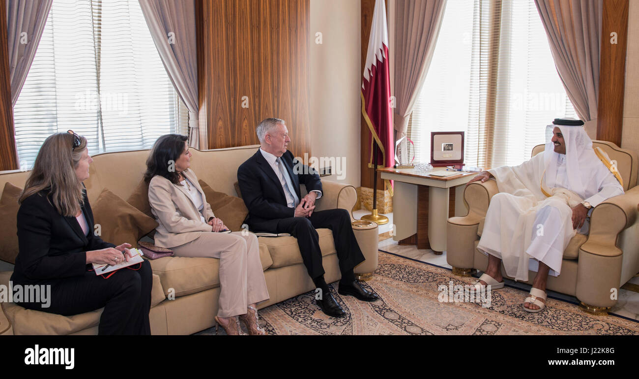 Le Secrétaire de la Défense Jim Mattis rencontre avec Emir du Qatar, Cheikh Tamim bin Hamad Al Thani à la mer Palace à Doha, Qatar, le 22 avril 2017. Assis à sa gauche sont Sally Donnelly, Mattis' advisor, et Dana Smith, ambassadeur américain au Qatar. (DOD photo de haute technologie de l'US Air Force. Le Sgt. Brigitte N. Brantley) Banque D'Images