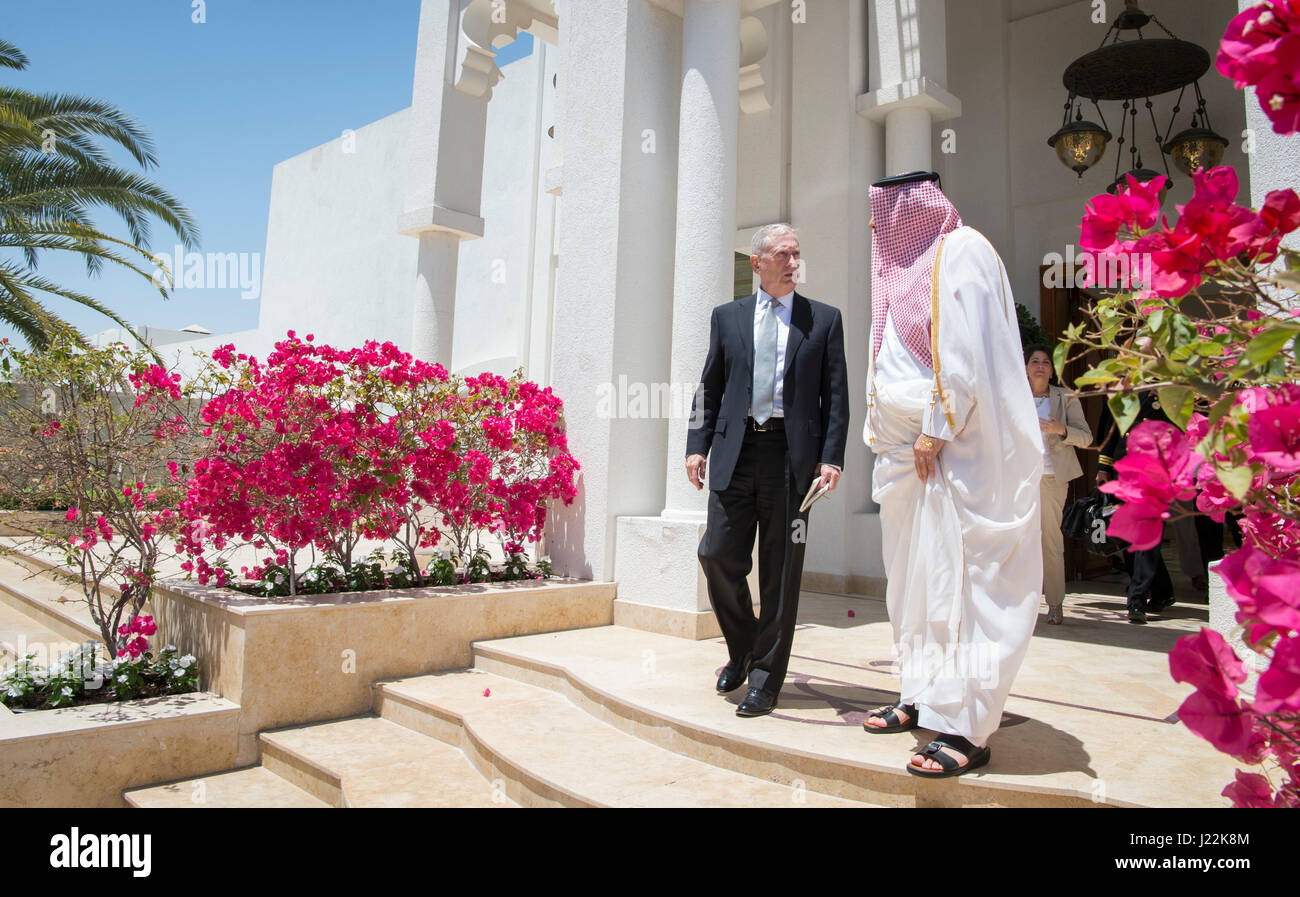 Le Secrétaire de la Défense Jim Mattis rencontre avec Emir du Qatar, Cheikh Tamim bin Hamad Al Thani à la mer Palace à Doha, Qatar, le 22 avril 2017. Le but de son voyage est de réaffirmer les alliances militaires américains clés, s'engager avec des partenaires stratégiques et de discuter des efforts de coopération pour lutter contre les activités de destbilizing et vaincre les organisations extrémistes. (DOD photo de haute technologie de l'US Air Force. Le Sgt. Brigitte N. Brantley) Banque D'Images