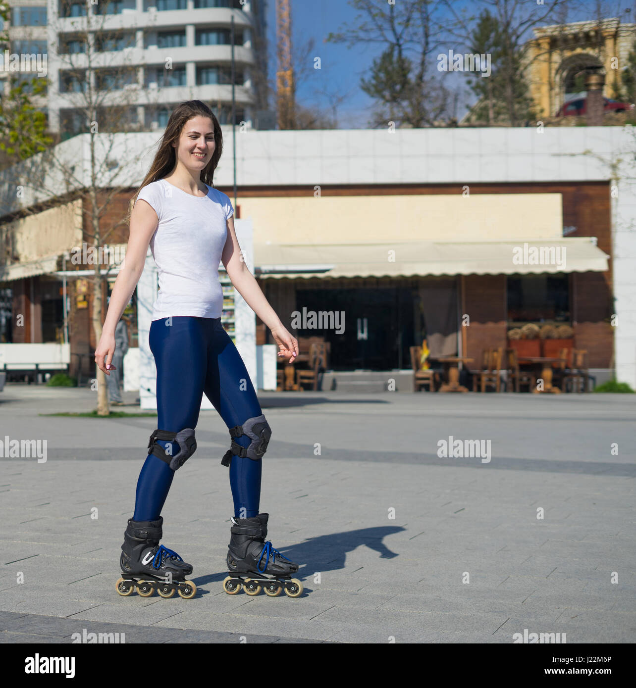 Happy Girl Roller skating dans le parc Banque D'Images